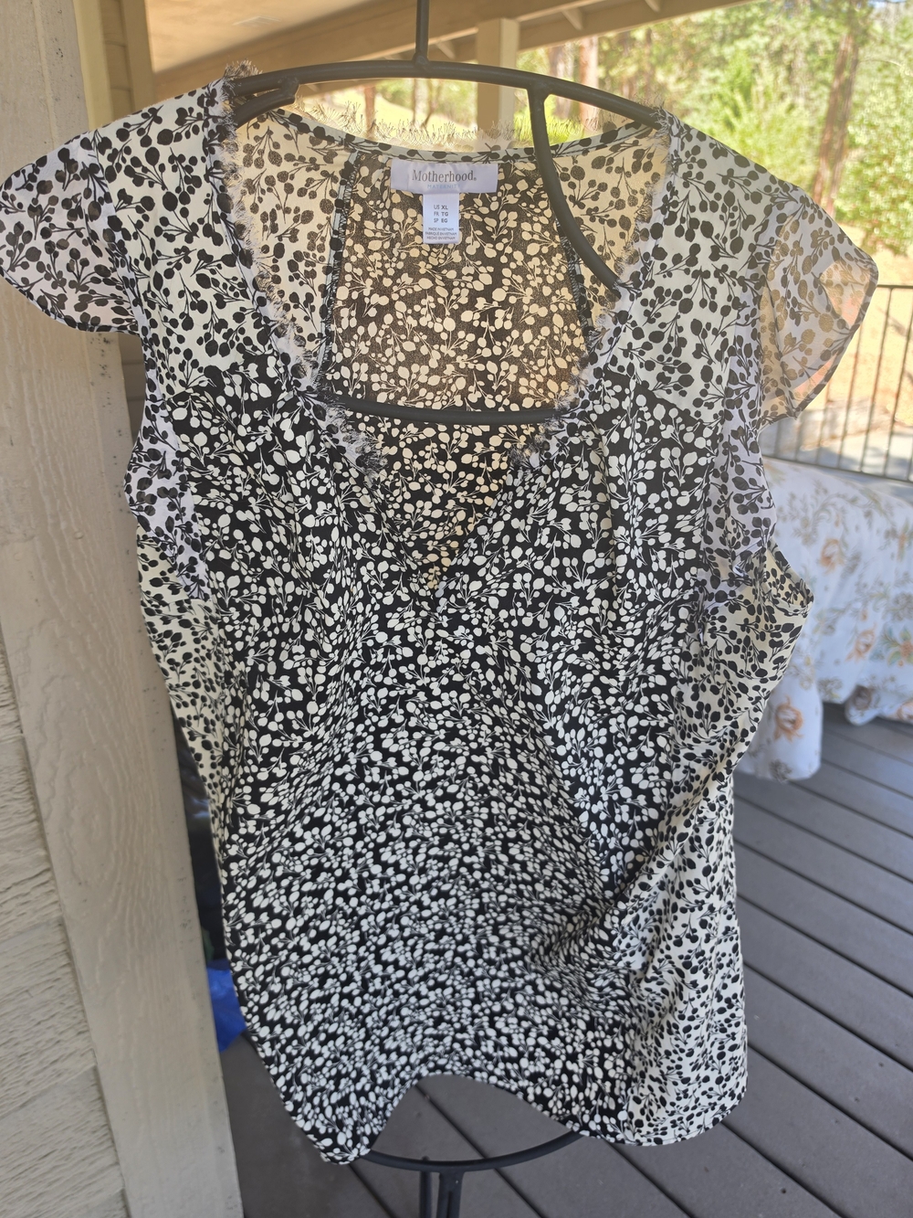 Motherhood Maternity Black & White Floral Maternity Top
